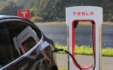 Электрокары "Tesla" устроили световое шоу под украинский "Щедрик"