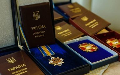 Порошенко наградил героев АТО: военных и полицейского