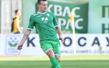 Известный украинский футболист был избит фанатом "Карпат": опубликовано видео