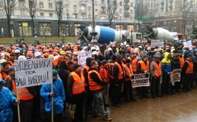 Движение в центре Киева перекрыли десятки бетономешалок: опубликованы фото и видео