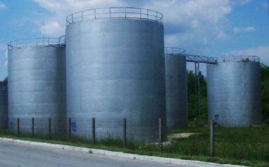 Російські загарбники обстріляли ракетами нафтобазу на Рівненщині