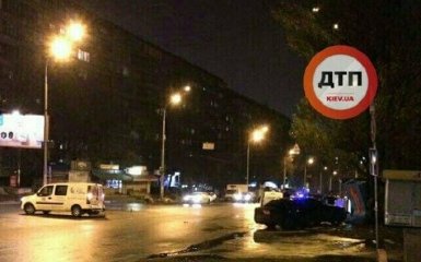 В Киеве авто влетело в ларек: опубликованы фото