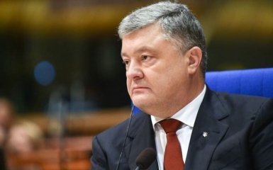 На балу в Австрии феминистка устроила обнаженный протест против Порошенко