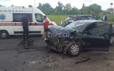В Киеве неуправляемый грузовик разбил авто: есть пострадавший, появились фото