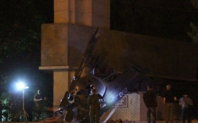 В оккупированном Луганске взорвали памятник боевикам ЛНР: появилось видео
