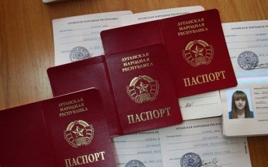 Сами печатают, но не признают: сеть насмешило заявление Кремля о "паспортах ДНР-ЛНР"