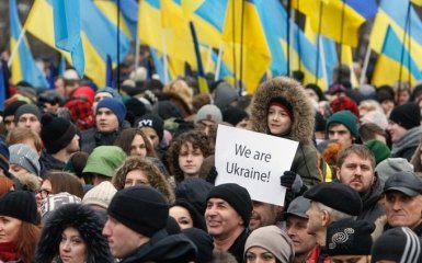 Украинское общество разделилось на две части, и одной на все наплевать - писатель