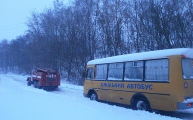 Рятувальники витягли шкільний автобус зі снігу