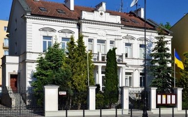 Вандалы осквернили украинское консульство в Польше: появилось фото