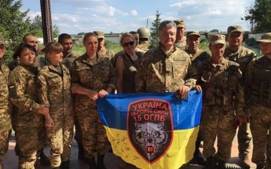 Порошенко показал, как побывал возле Донецкого аэропорта: опубликованы фото