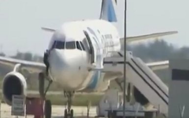 Захоплення єгипетського літака: опубліковано відео втечі заручника через кабіну
