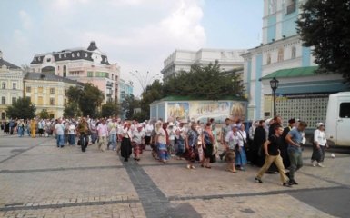 Полиция отогнала от крестного хода девушек с жесткой картиной: появилось фото