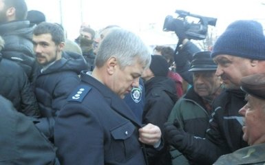 Скандальное назначение в украинской полиции вылилось в протесты с волнениями: появились фото и видео