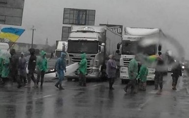 Называющие себя бойцами АТО люди перекрыли трассу под Киевом: появились фото