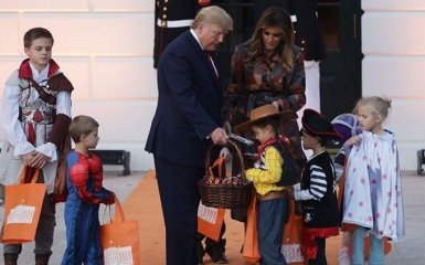 Мелания Трамп поразила стильным образом на Хэллоуине в Белом доме: эффектные фото и видео