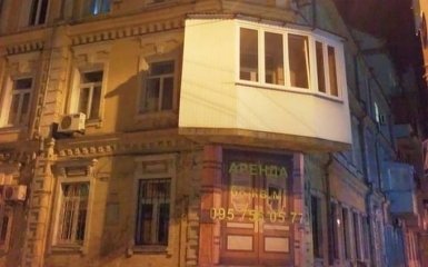 Безглузда прибудова в історичному центрі Києва розбурхала соцмережі: опубліковані фото