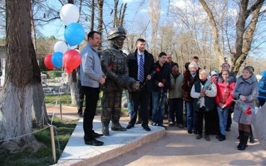 Смішний пам'ятник солдату і коту в Криму виявився ще гірше макета: викладені фото