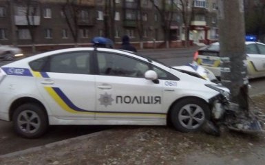 В Днепре авто патрульных влетело в столб: опубликованы фото
