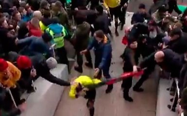 Матч чемпионата Украины закончился избиением судей: появилось видео