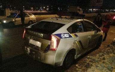 В Киеве странный человек напал на патрульных: появились фото с места событий