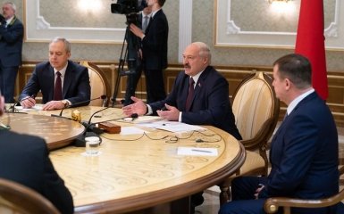 Лукашенко почав брехати про тиск США на Україну щодо переговорів з РФ