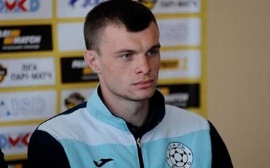 Украинский футболист заигрывал к судье во время матча: трогательное видео