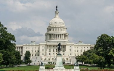 Невідомий у США протаранив автомобілем огорожу біля Капітолію та застрелився