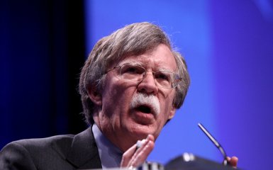 "Це продаж України". Болтон розкрив замисел Трампа