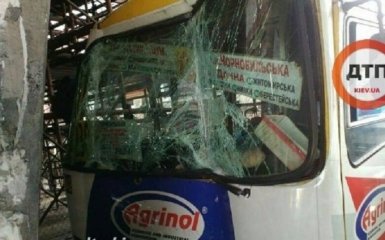 В Киеве разбилась маршрутка, есть пострадавшие: появились фото