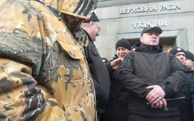 Появились новые фото и видео драки митингующих с полицией под Радой