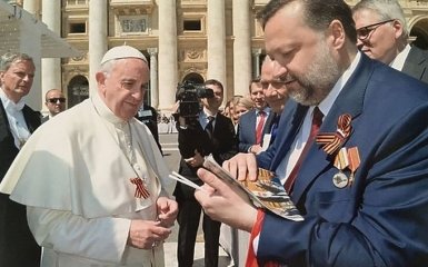 У Папи Римського пояснили конфуз з георгіївською стрічкою