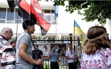 Под посольство Польши в Киеве принесли бандеровские флаги: появились фото