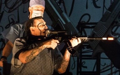 Мерилін Менсон пояснив, чому направляв гвинтівку-мікрофон на публіку після стрілянини в Техасі