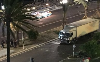 Жуткий теракт в Ницце: появилось видео момента и первых секунд атаки