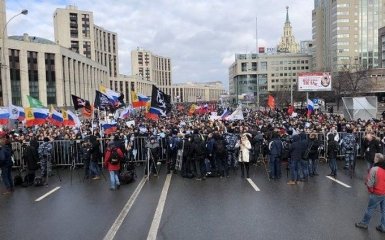 У нас намагаються забрати свободу слова: тисячі росіян вийшли на масштабні протести проти влади