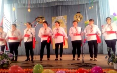 Песня о лабутенах по-деревенски становится хитом: опубликовано видео