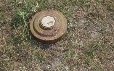 В зоне АТО перед Пасхой бойцы очищают от мин кладбища: появились видео и фото