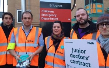 Тисячі лікарів-стажерів у Англії не вийшли на роботу