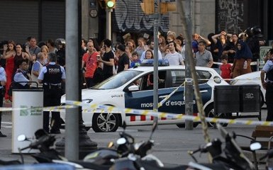 Теракт в Барселоне: во время траурного шествия произошла крупная стычка