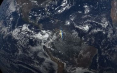 Спутник NASA снял яркие сине-желтые вспышки над Землей