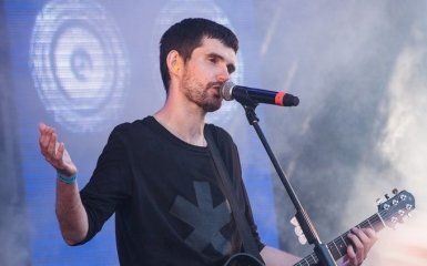 Известный российский исполнитель во время концерта разбил голову фанату