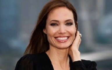 Поклонники не узнали Анджелину Джоли из-за нового цвета волос