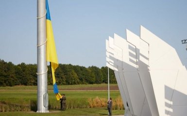 В Черкасской области во время поднятия Зеленским Государственного Флага задержали представителей Нацкорпусу