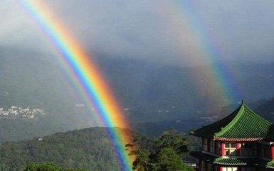 На Тайване зафиксировали рекордную четырехкратную радугу: опубликовано видео