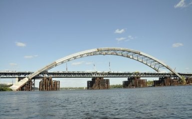 Буря повалила фрагмент моста в Киеве - официальные подробности