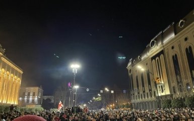 У Грузії протестуючі пішли на штурм парламенту