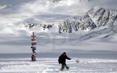 Особливості футболу в Антарктиді (4 фото)