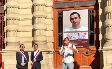 Ми боїмося за його життя: в Парижі на будівлі мерії помістили фото Сенцова