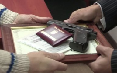 Скандал с пистолетом для кумы Порошенко: появились неожиданные детали