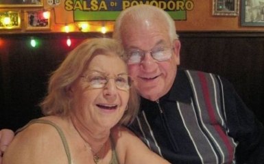 Подружжя, яке прожило разом 69 років, померло в один день, тримаючись за руки